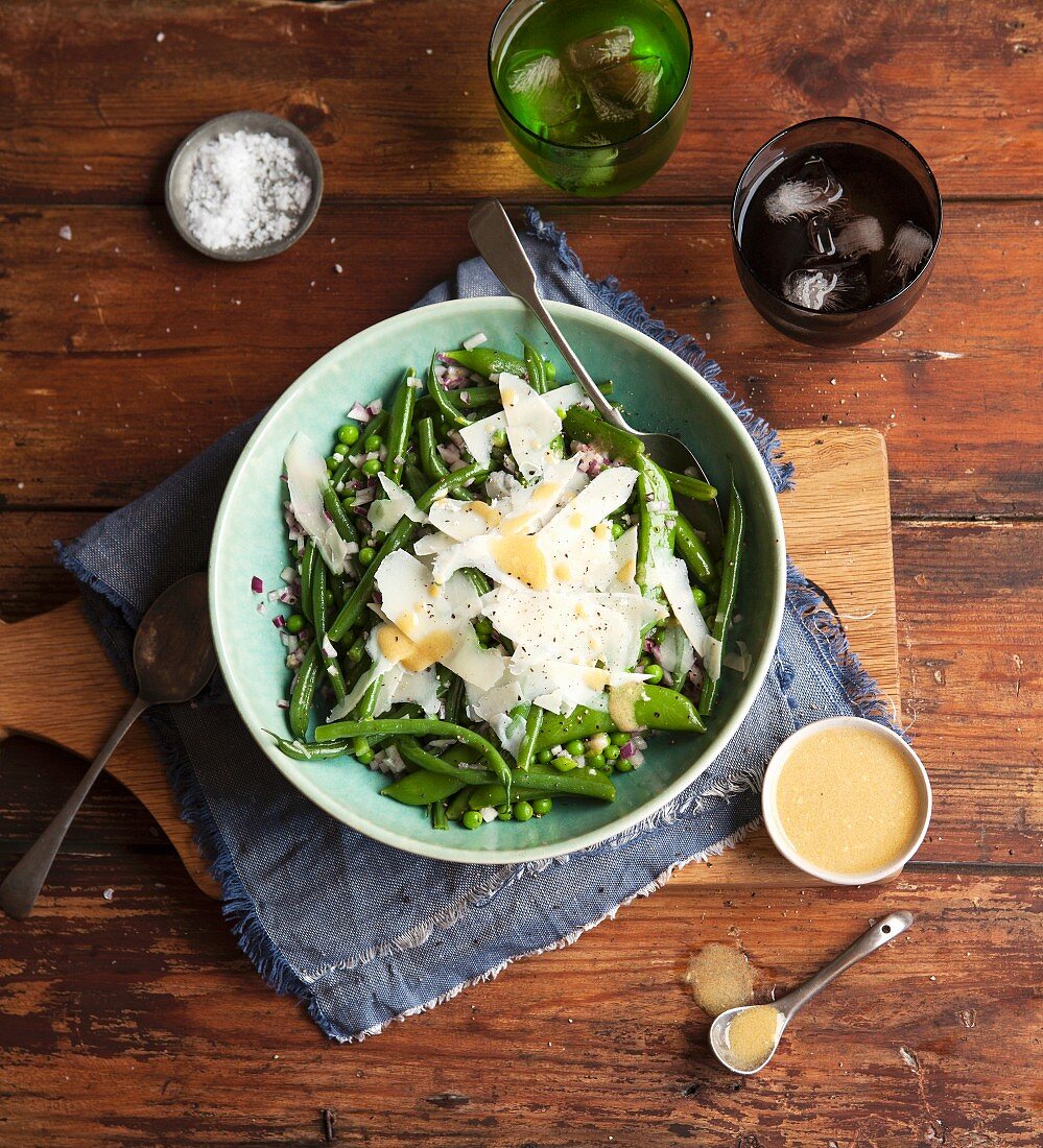 Bohnen-Erbsen-Salat mit Parmesan