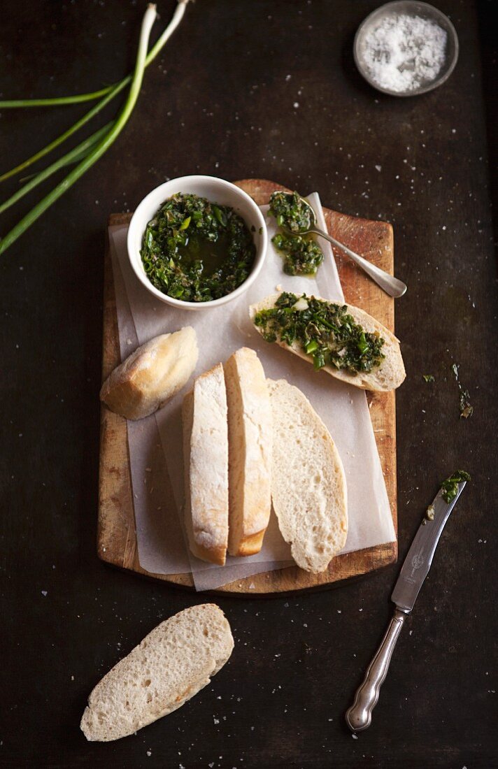 Weißbrot mit Salsa Verde