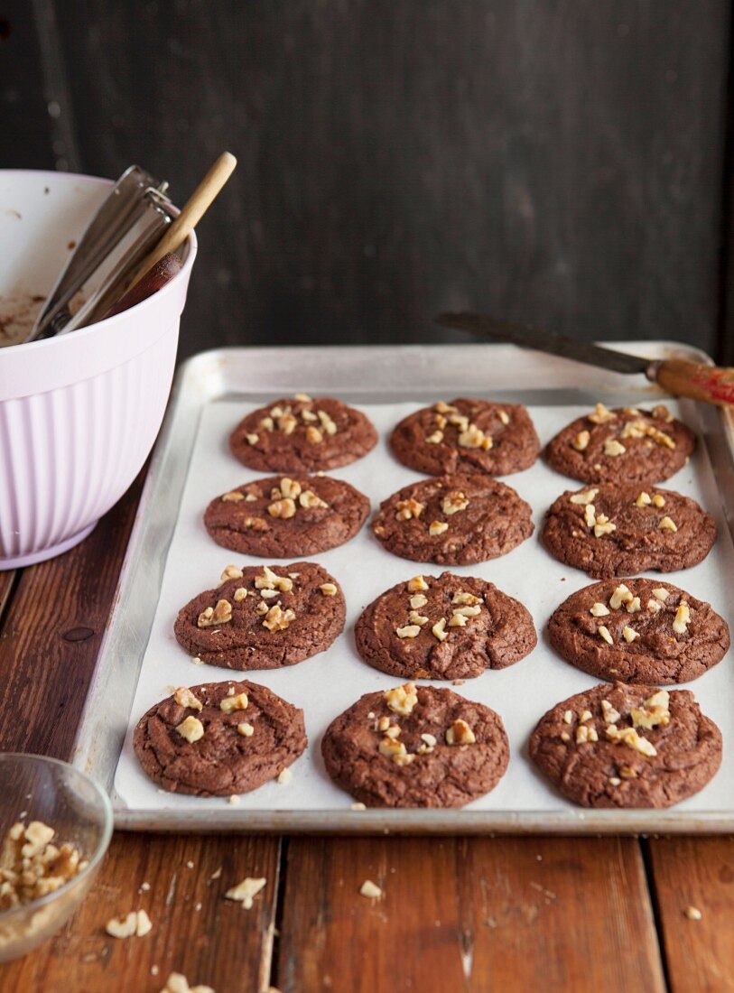 Brownie-Cookies mit gehackten Walnüssen auf dem Backblech