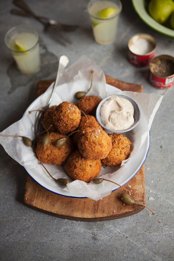 Kroketten mit Kapern und Mayonnaise