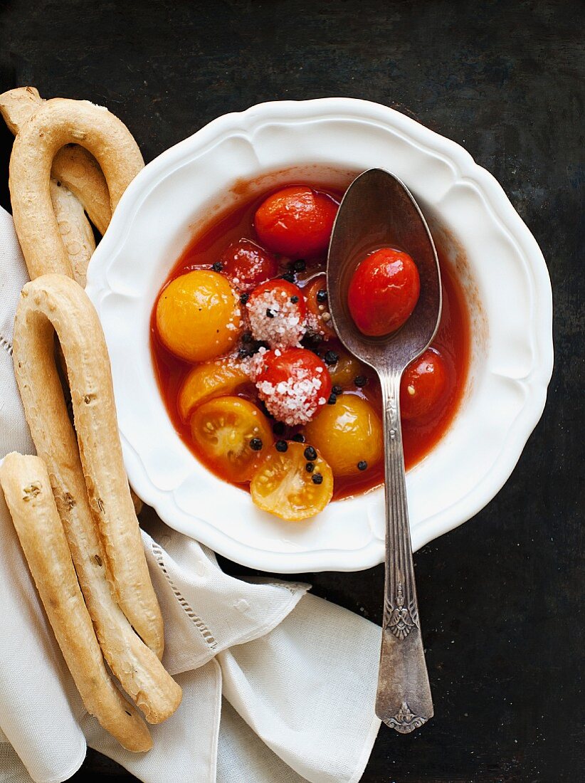 Frische Tomatensuppe mit Salz und Pfeffer