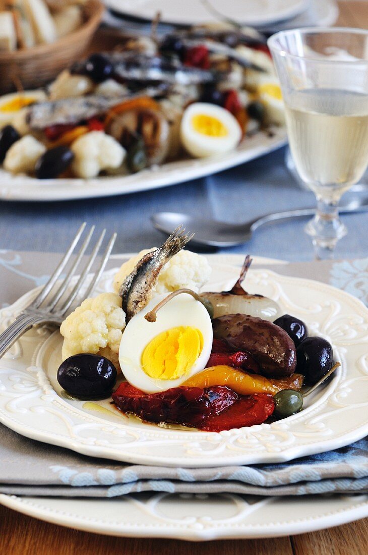 Insalata di rinforzo (süsssaurer Salat mit Eiern, Sardellen, Gurken, Paprika, Oliven und Blumenkohl, Italien)