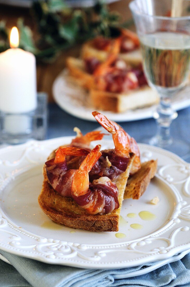 Crostini mit Garnelen im Speckmantel