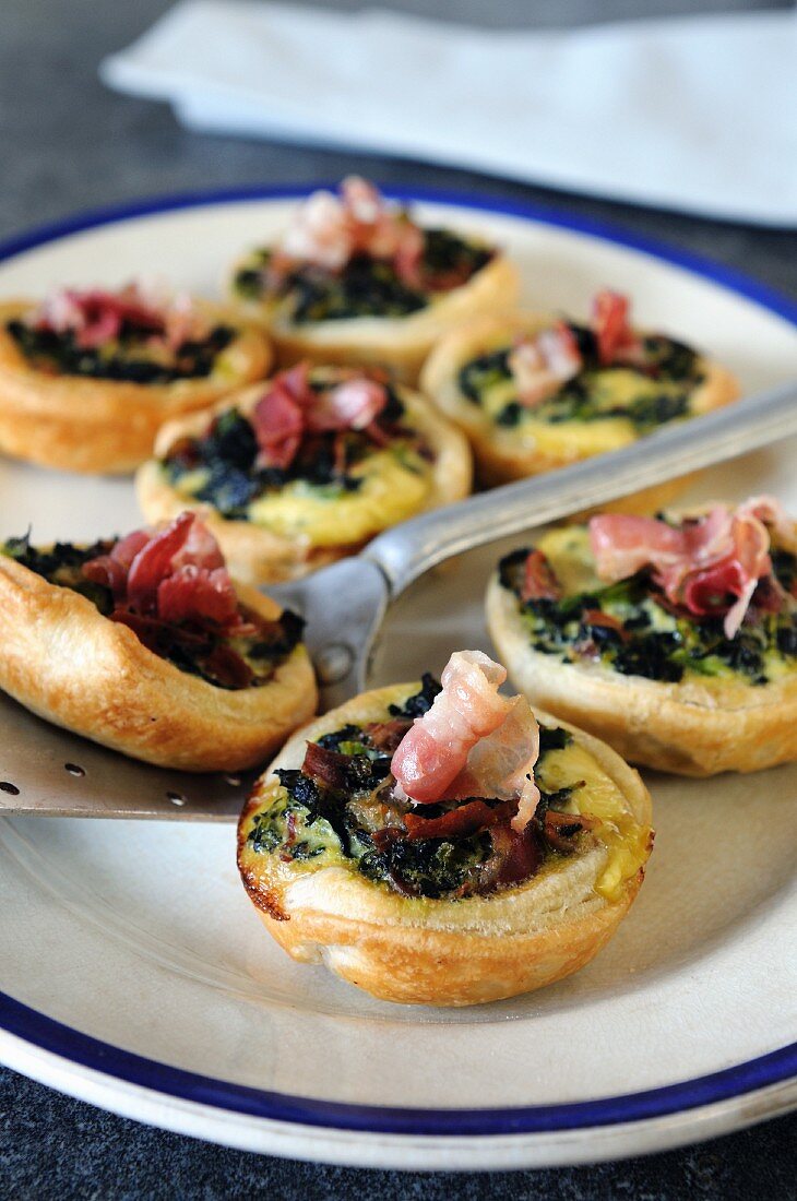 Spicy spinach tartlets with pancetta