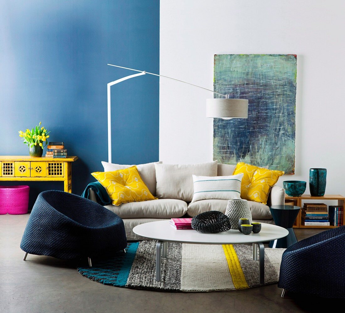 Wohnraum in Blau & Weiß mit gelben Akzenten als Farbkombination für gemütlichen Sitzplatz