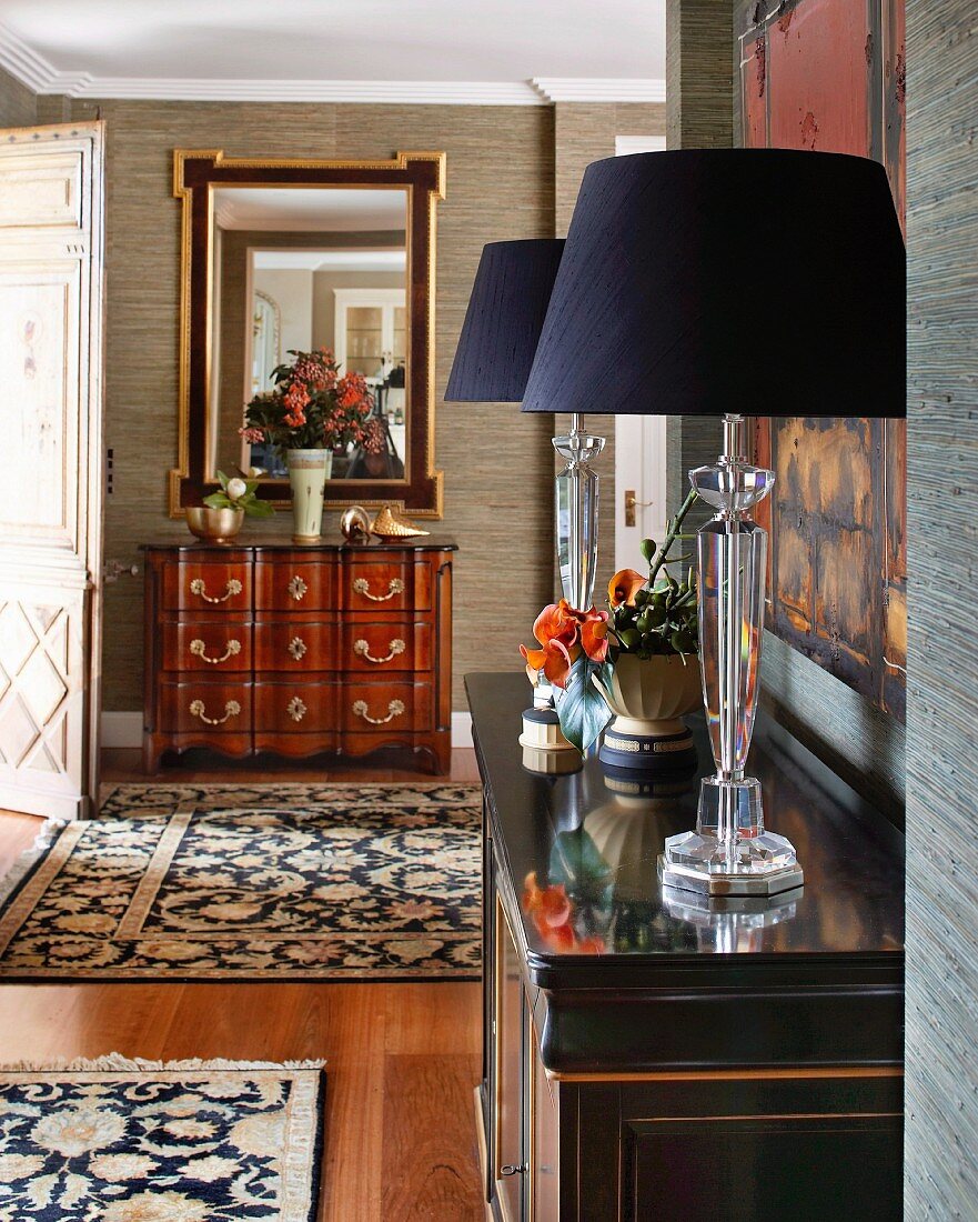 Klassisch elegante Wohndiele mit Antikmöbeln und edlen Teppichen