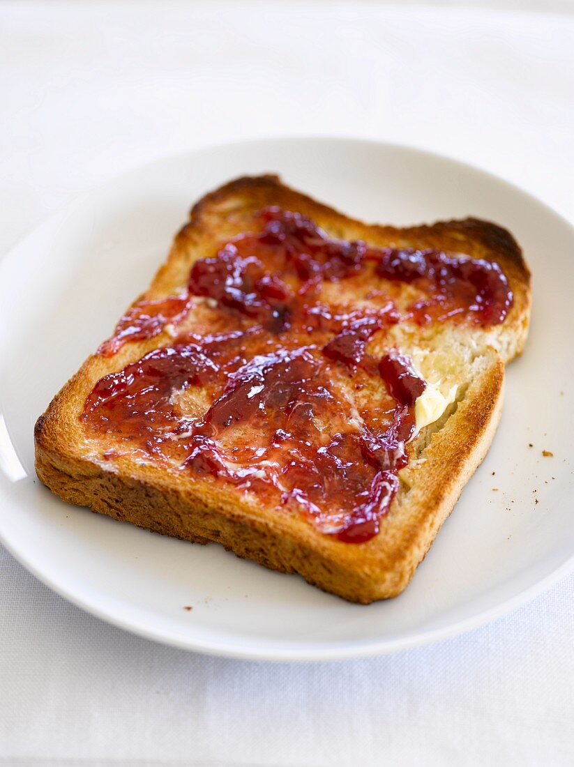 Toast mit Butter und Marmelade