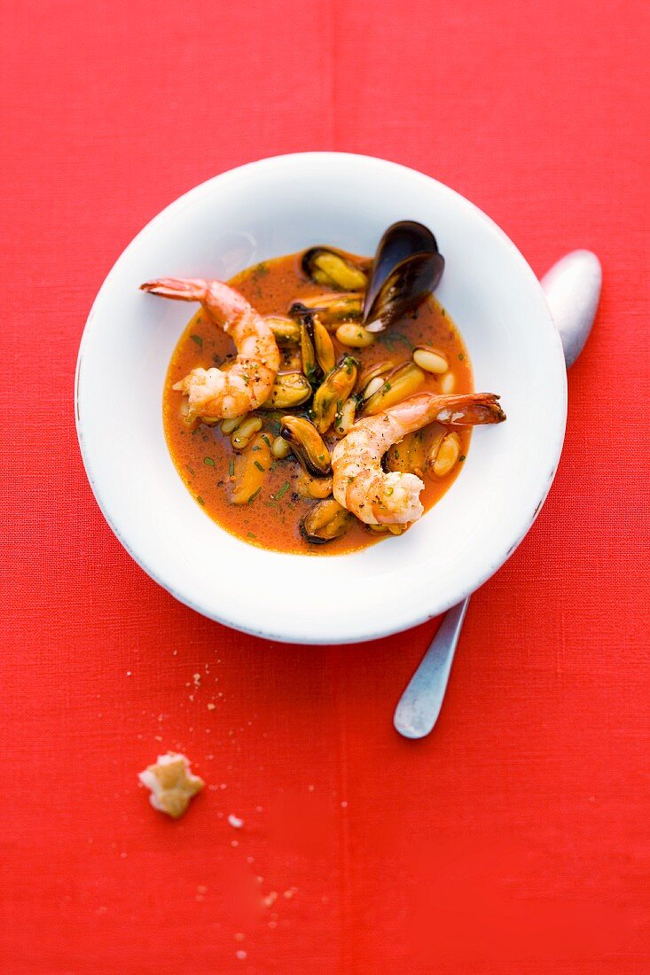 Mussels in a pepper and saffron broth with fried king prawns