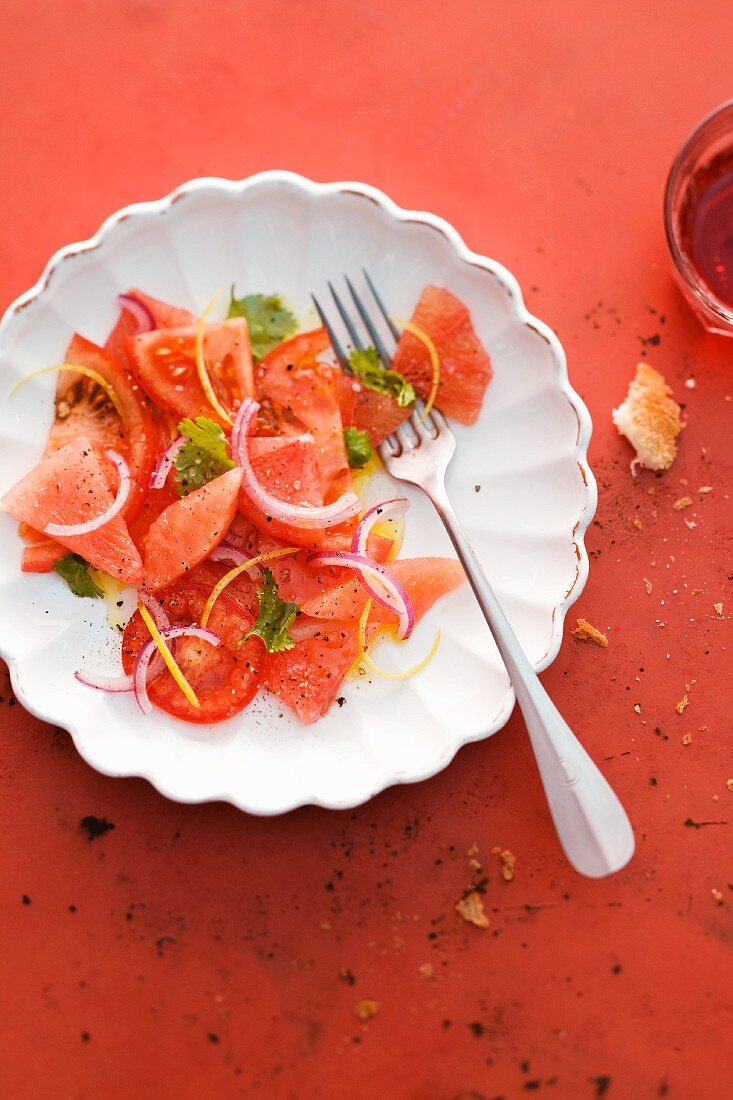 Salat von Tomaten, Grapefruit und Wassermelone