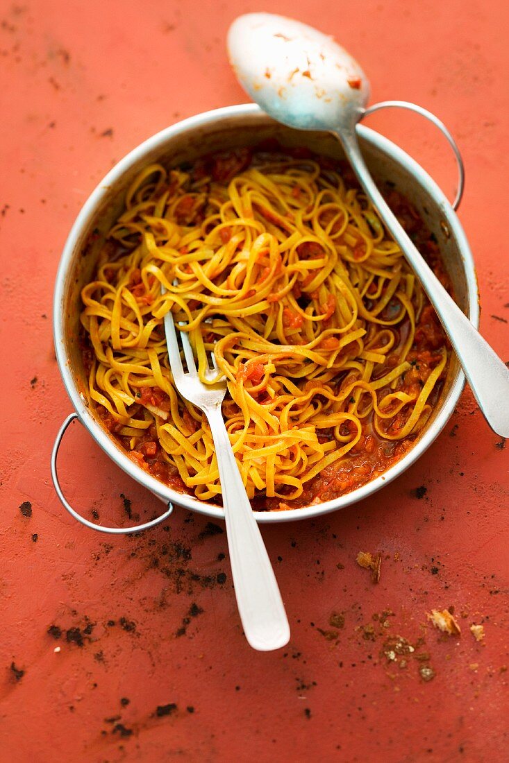 Tagliatelle mit süß-scharfer Tomatensoße