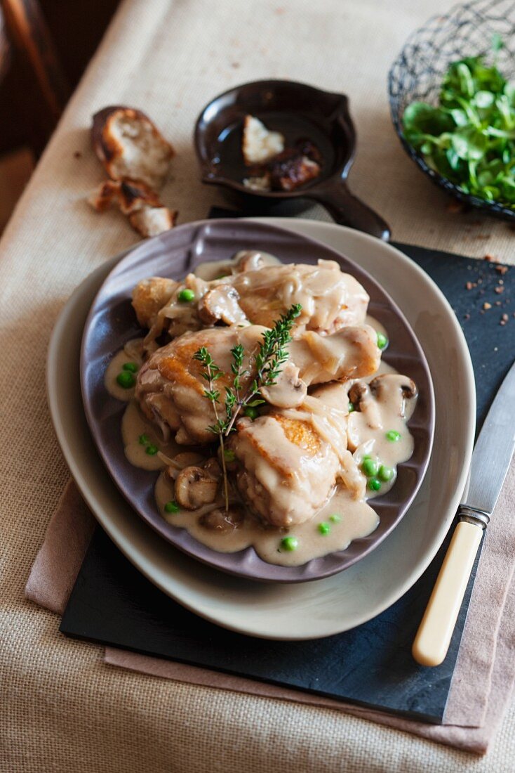 Hotpot mit Hähnchen, Erbsen und Champignons