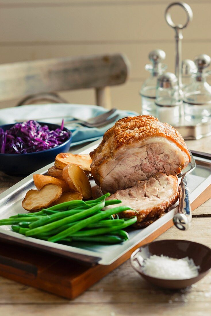 Schweinebraten mit grünen Bohnen, Kartoffeln und Rotkohl