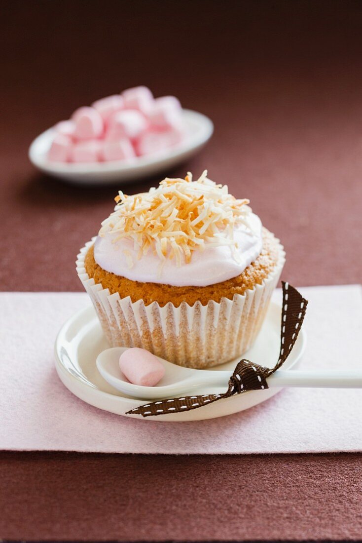 Cupcake mit Marshmallows und Kokoscreme