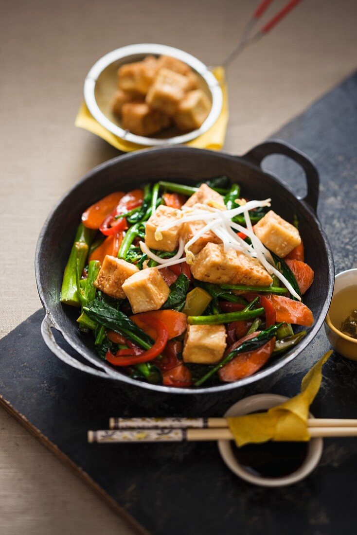 Gebratener Tofu mit Gemüse (Asien)
