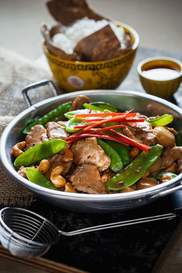 Freid pork with mange tout and cashew nuts (Asia)