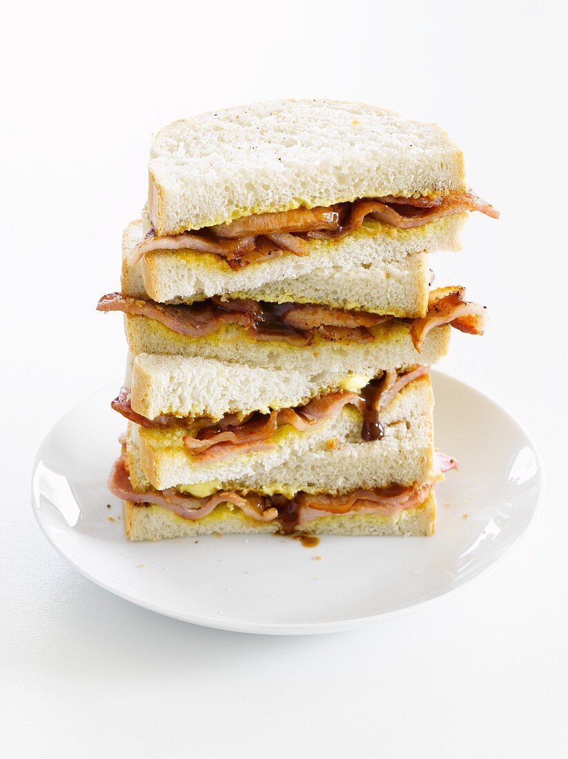 Sandwiches mit Bacon und Zwiebeln, gestapelt