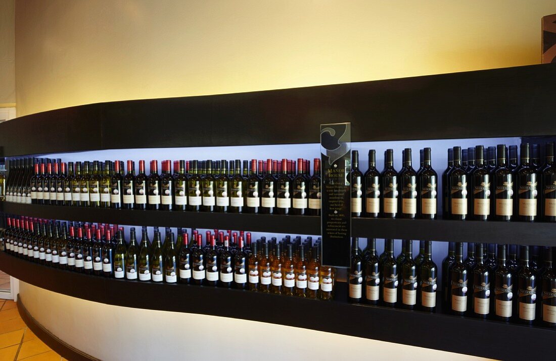 Ausgestellte Weinflaschen im Verkostungsraum des Weinguts Nederburg, Paarl, Western Cape, Südafrika