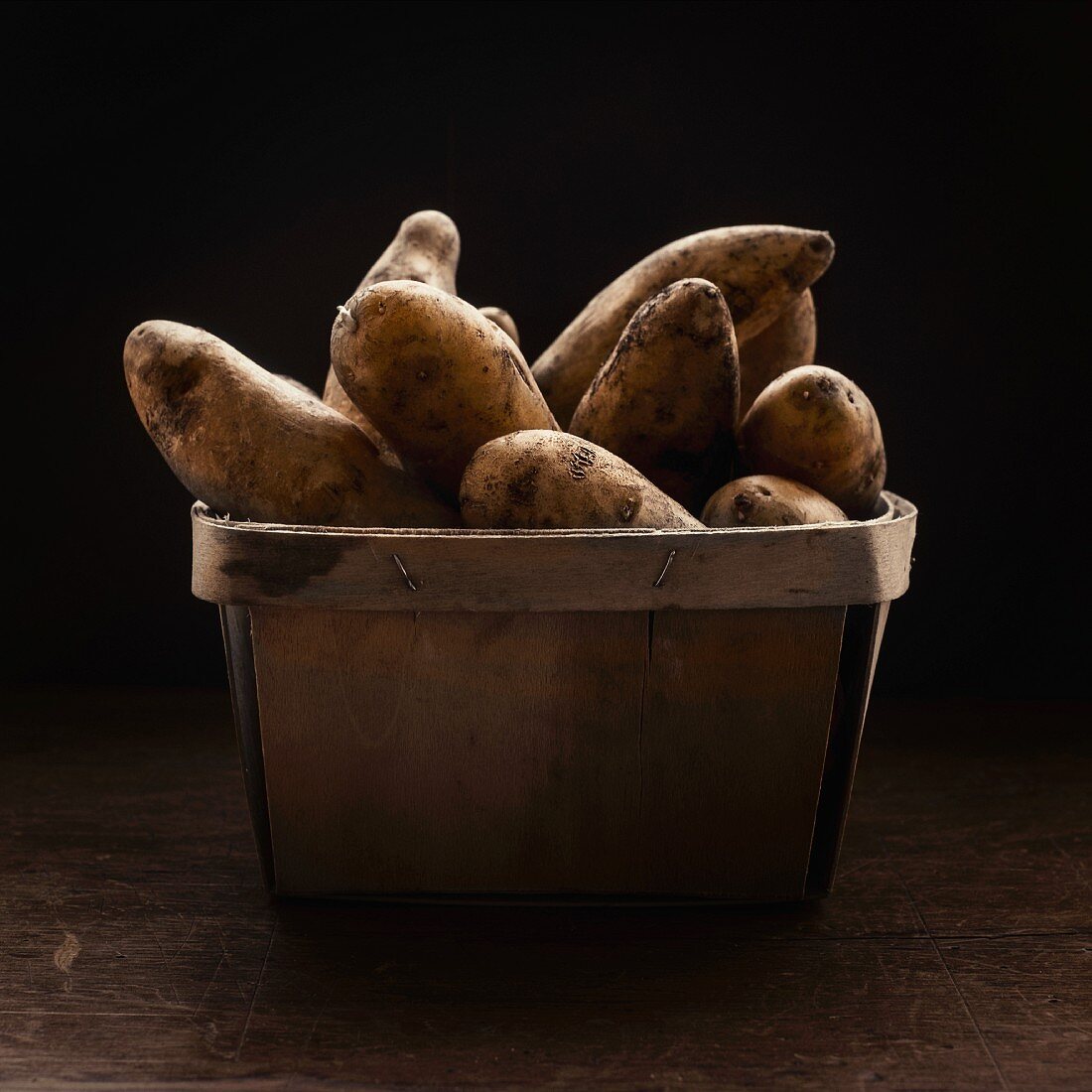 Kartoffeln im Holzkörbchen