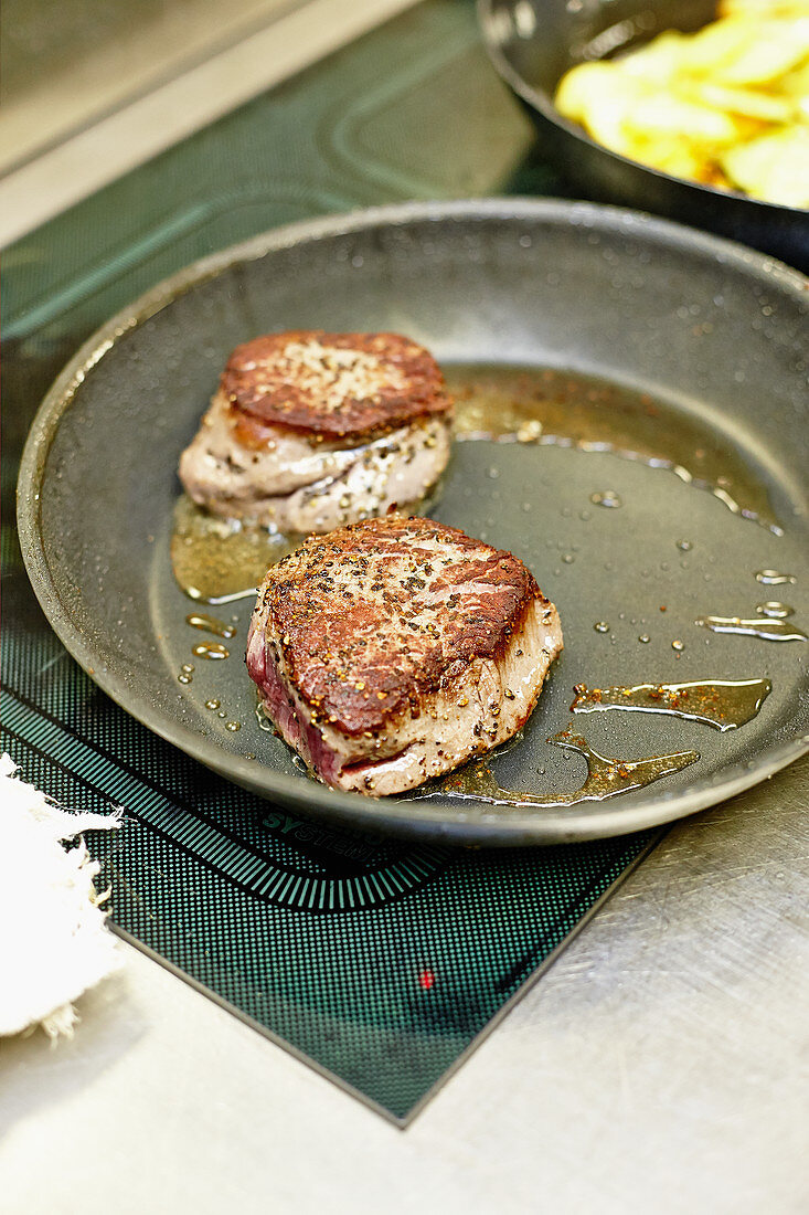 Rinderfiletsteaks in der Pfanne