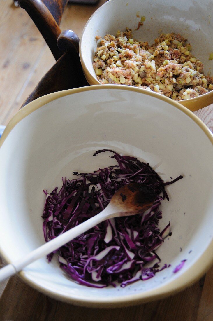 Geschnittener Rotkohl in einer Schüssel mit Kochlöffel