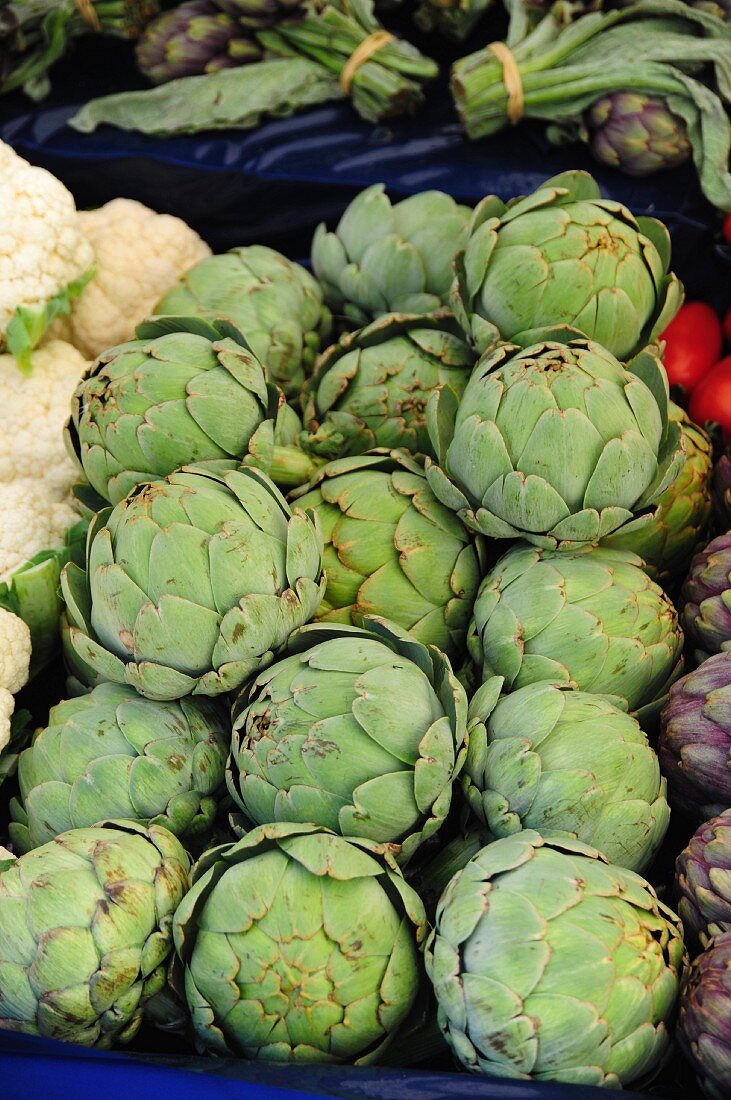 Artischocken und Blumenkohl auf dem Markt