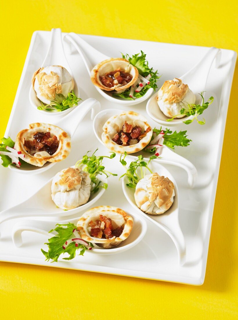 Mini chicken and mushroom tartlets and wontons with figs