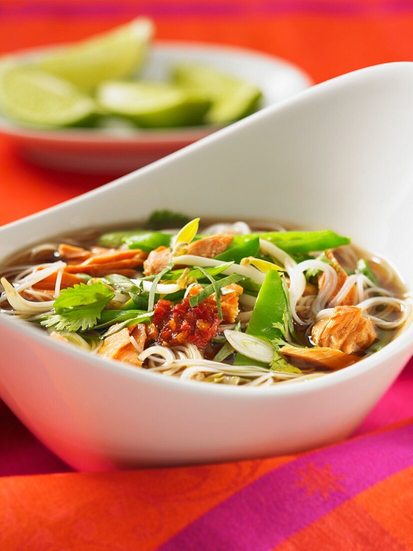 Noodle soup with mange tout (Asia)