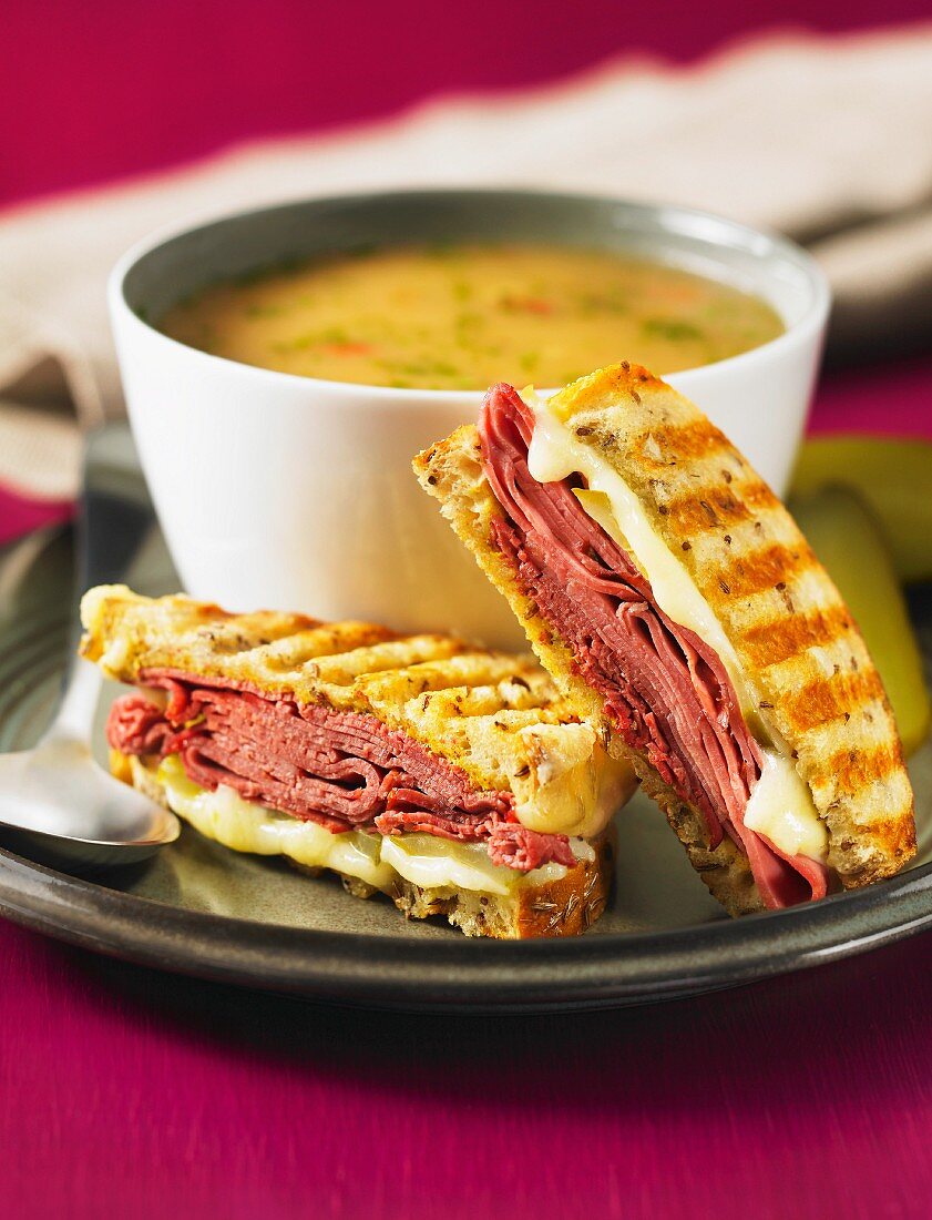 Suppe und Toast mit Pastrami und Käse