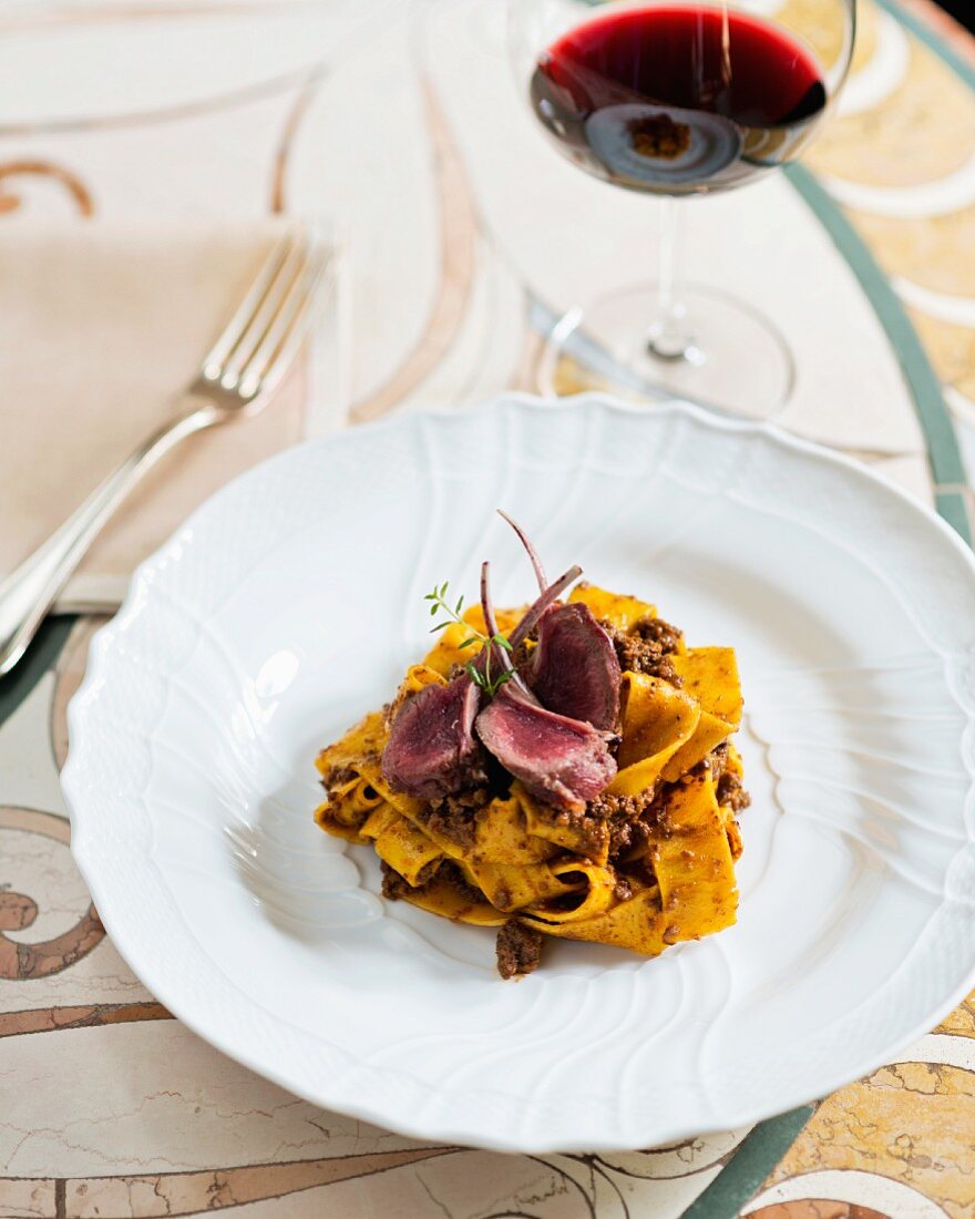 Papardelle mit Hasenragout und rosa gebratenen Hasenkoteletts (Restaurant Da Caino, Chefköchin Valeria Piccini)