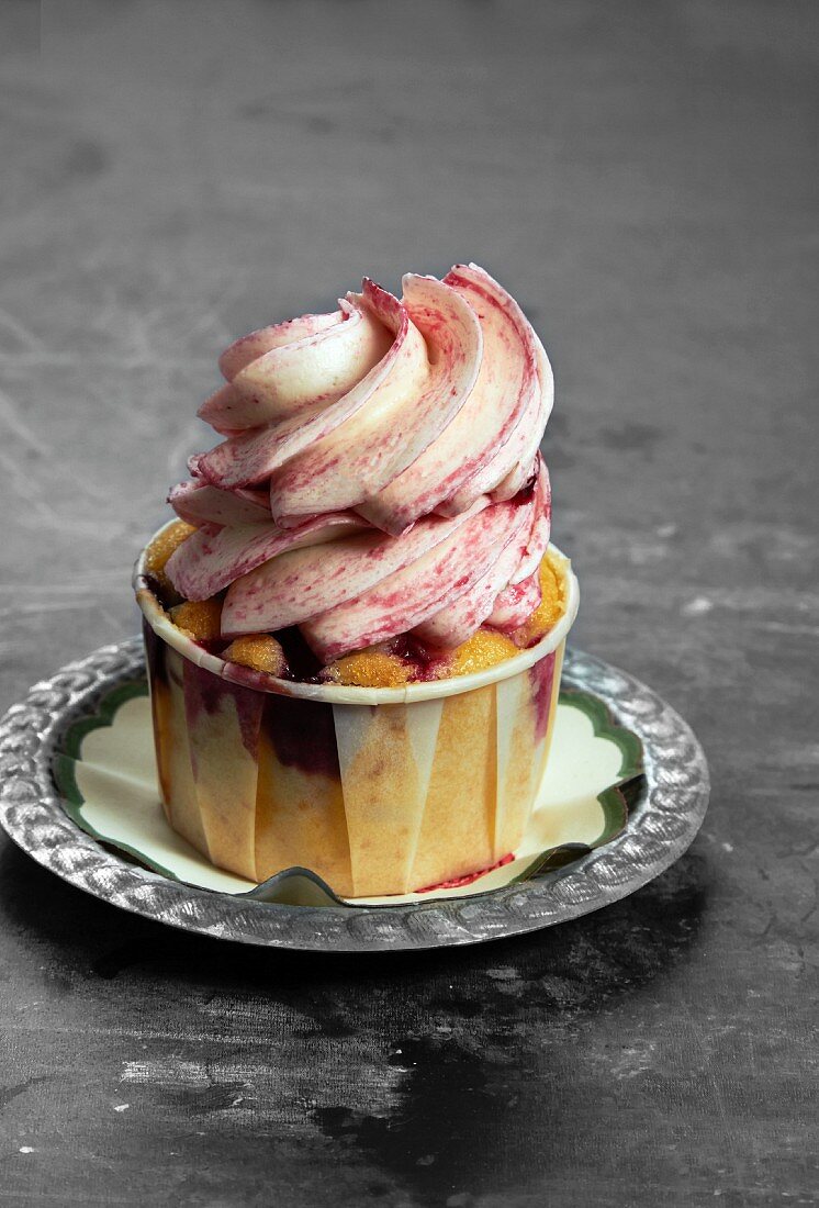 Ein Himbeer-Joghurt-Cupcake