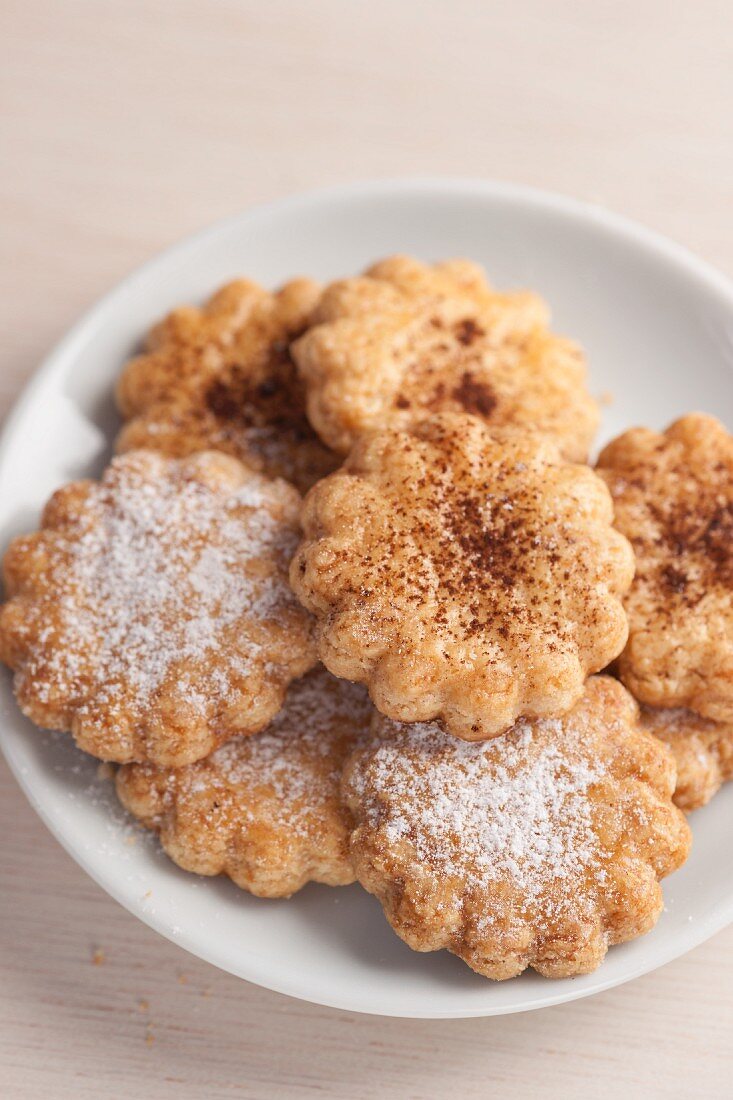 Flower-shaped biscuits with icing sugar and cocoa powder