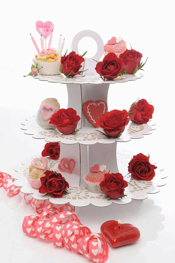 Cupcakes und rote Rosen auf Etagere zum Valentinstag