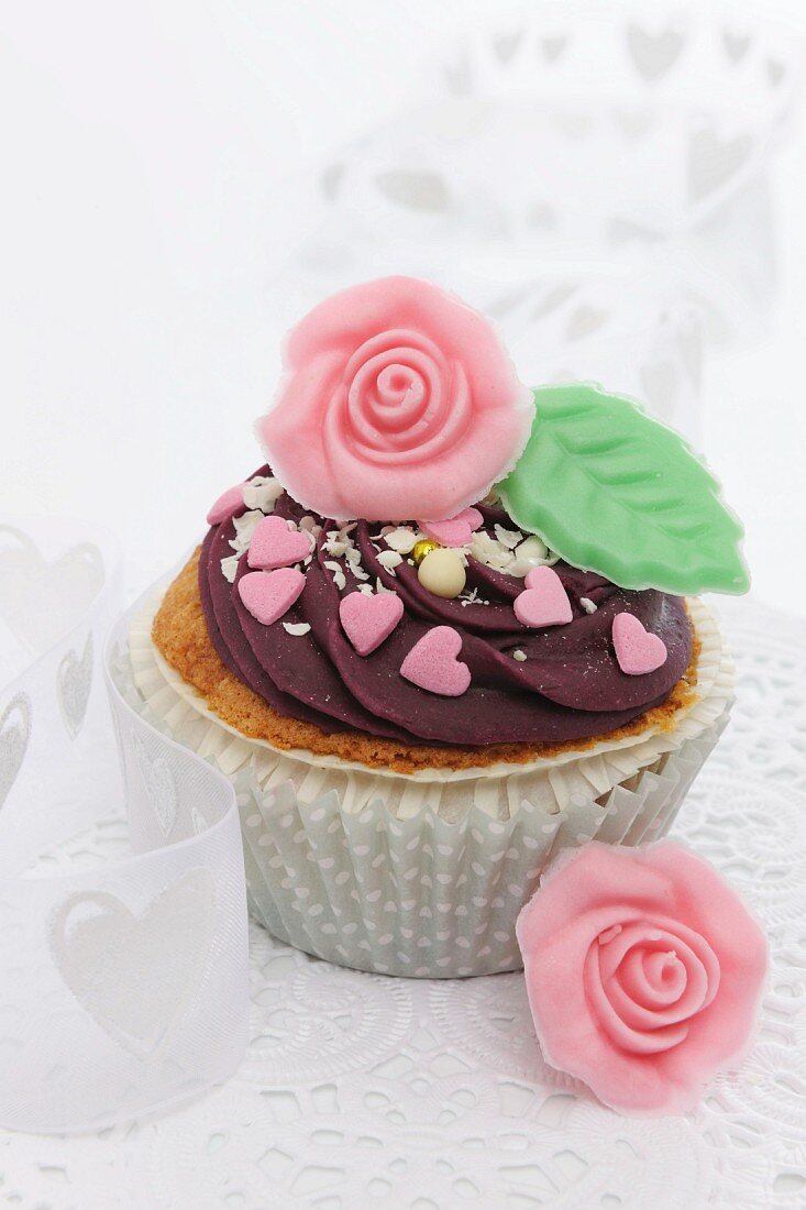 Cupcake mit Schokoladencreme und Marzipanrosen zum Valentinstag