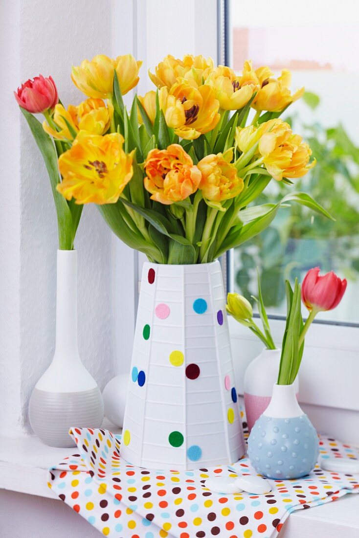 Tulpen in Blumenvase mit buntem Filzkonfetti