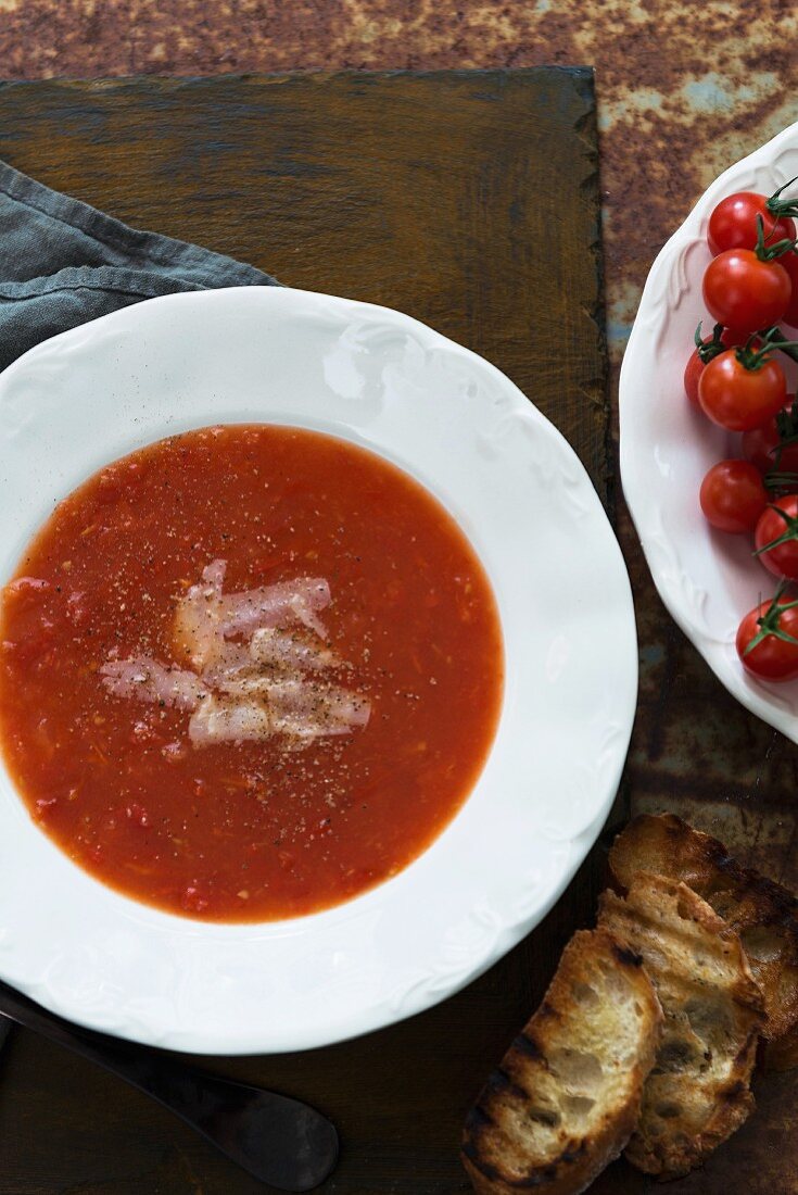Tomatensuppe und Grillbrot