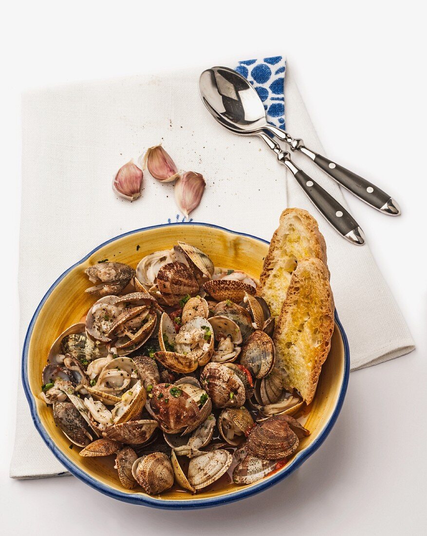 Sauteed clams with garlic and bread
