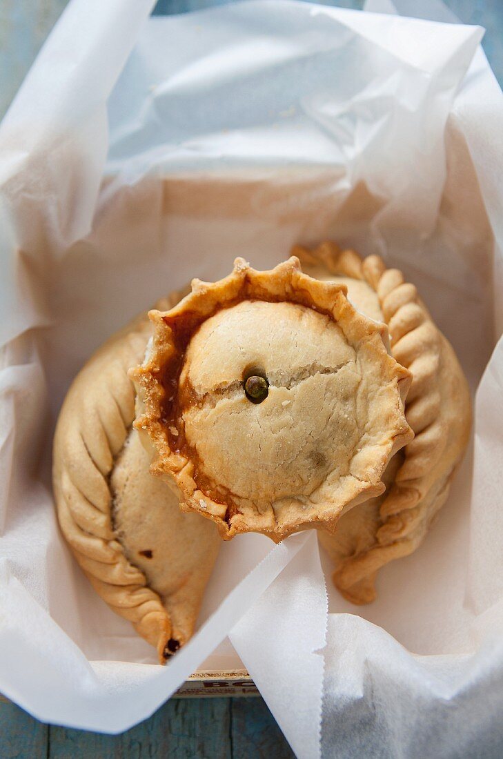 Empanadas auf Papier im Brotkorb (Brasilien)