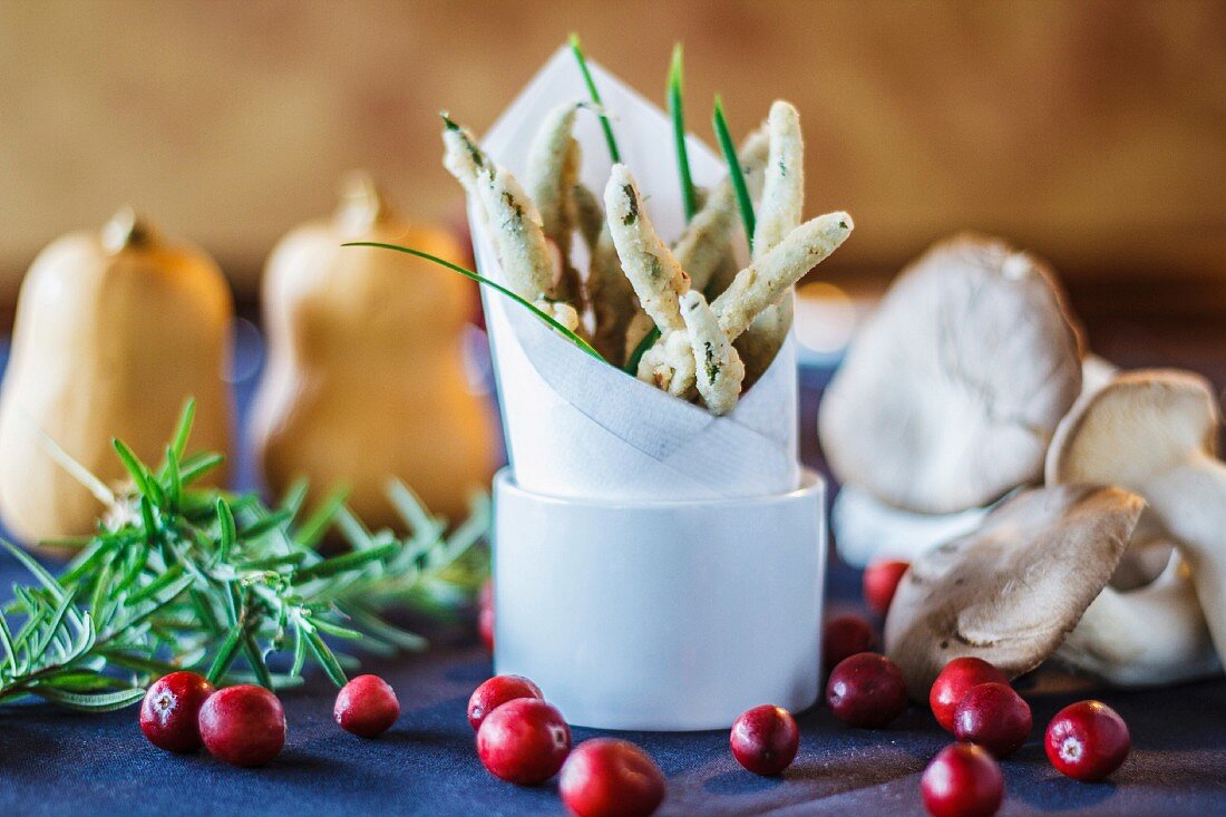 Frittiertes Gemüse, Cranberries, Pilze, Rosmarin und Kürbis zu Thanksgiving