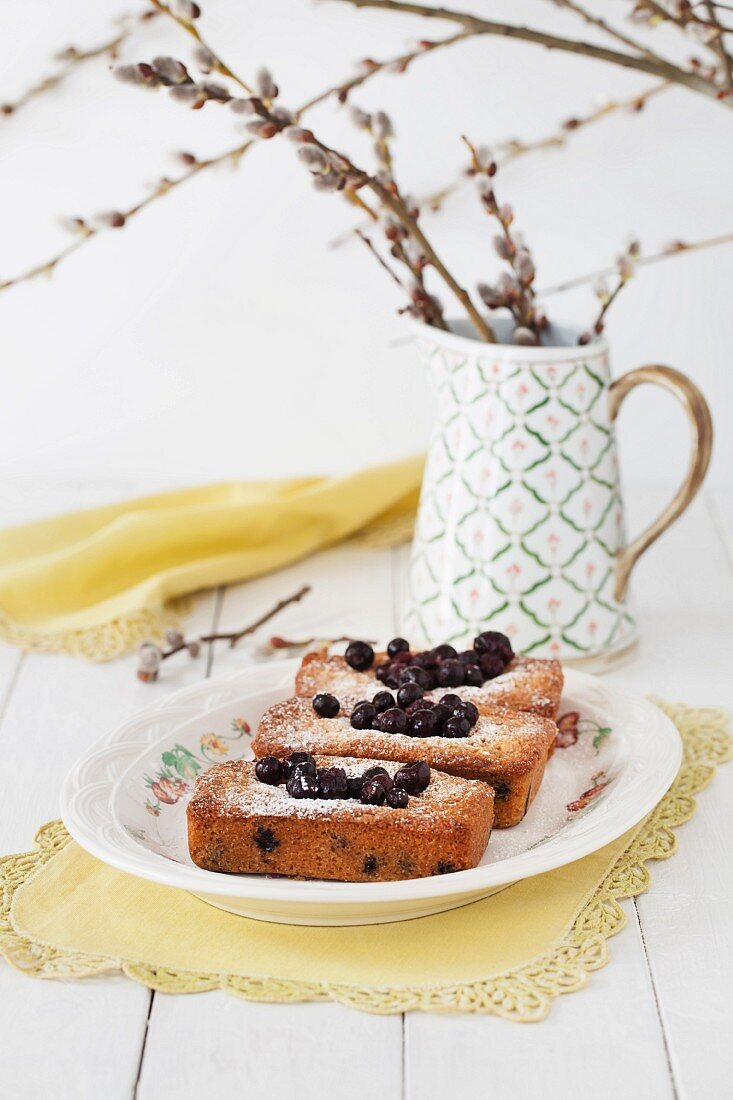 Financiers mit Mandelmehl und schwarzen Johannisbeeren zu Ostern