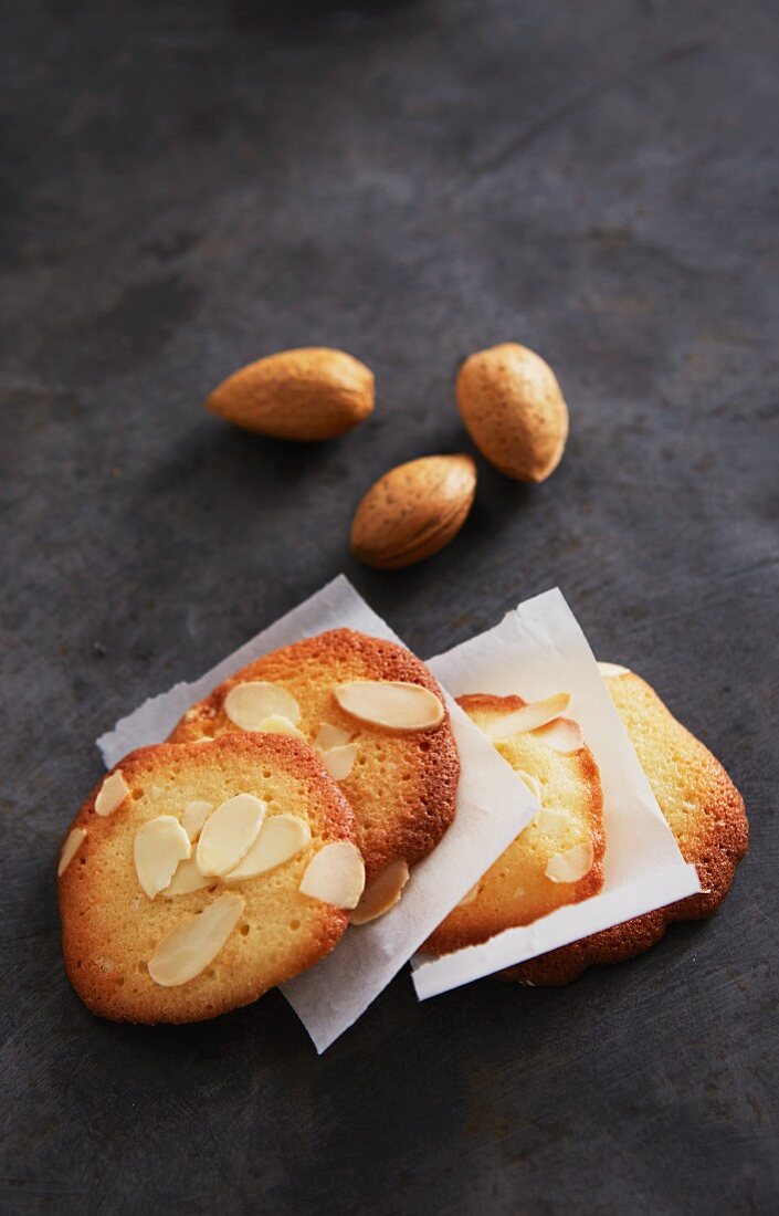 Almond biscuits with slivered almonds