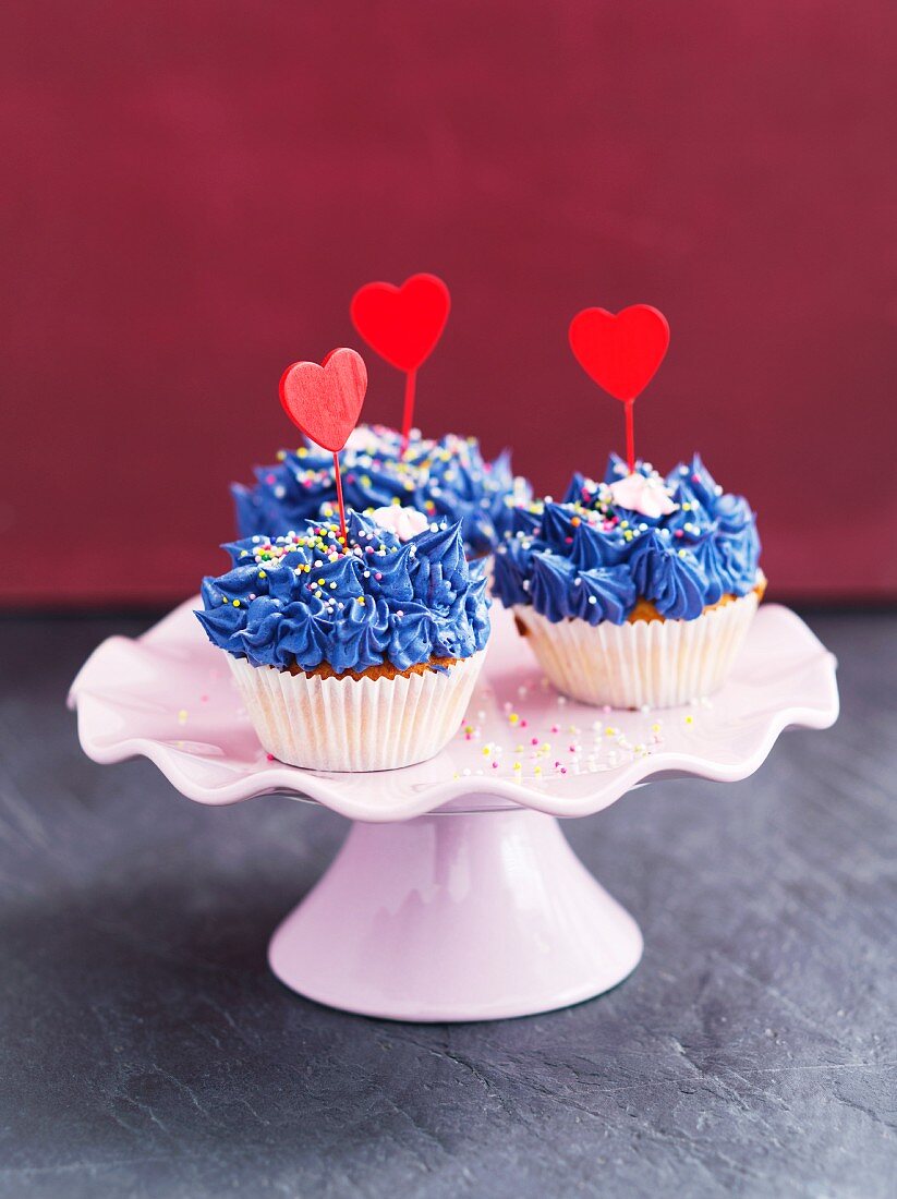 Cupcakes mit blauer Buttercreme und Herzen