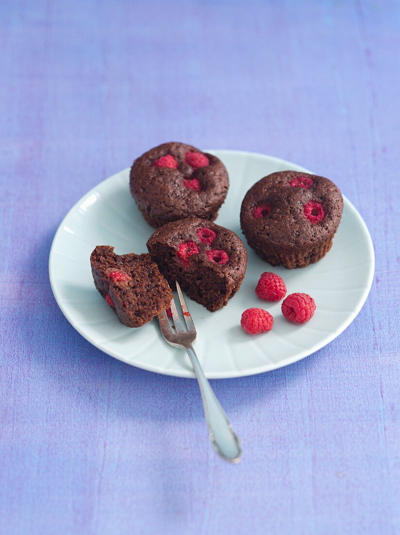 Brownie muffins with raspberries