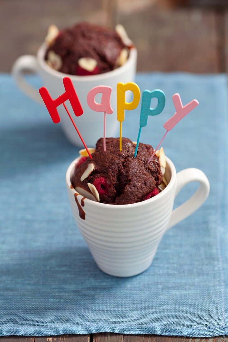 Schokoladenmuffin mit Himbeeren und Mandeln, in Espressotasse gebacken