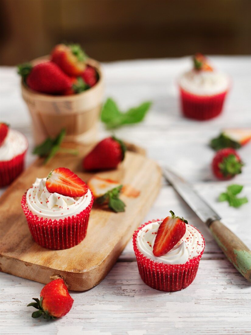 Cupcakes mit Buttercreme und Erdbeeren