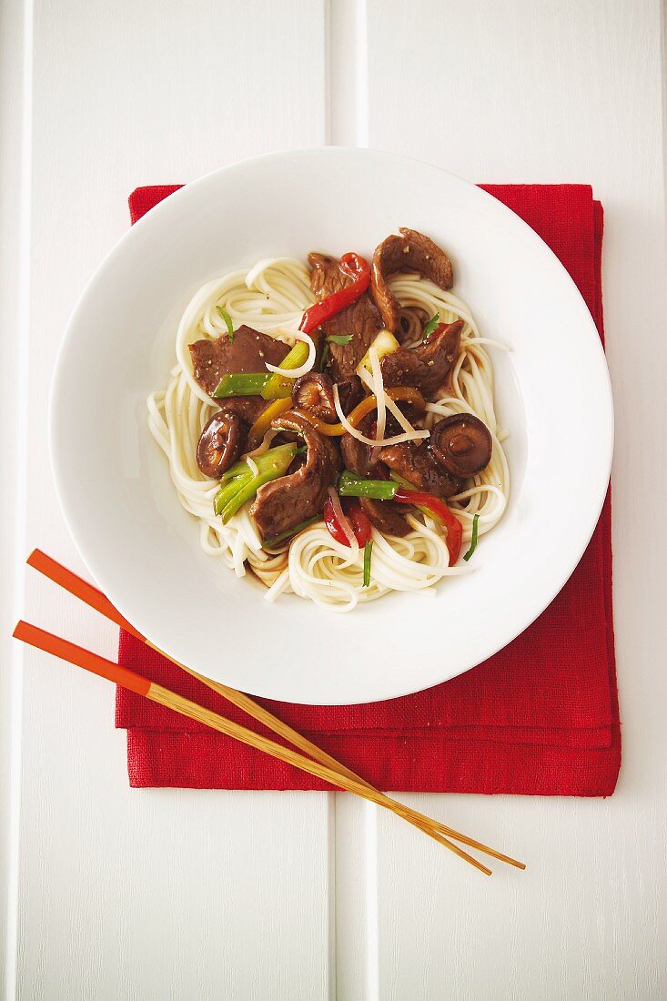 Fillet of beef with peppers and soba noodles (Japan)