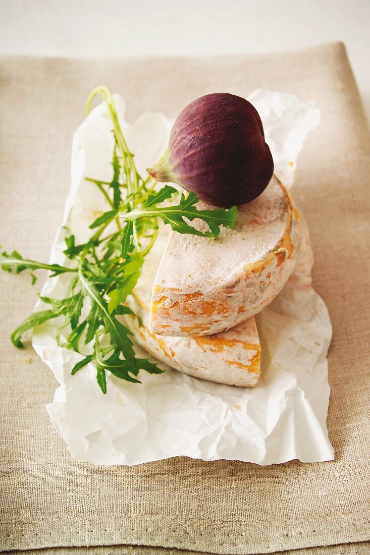 Soft cheese, rocket and figs on a piece of paper