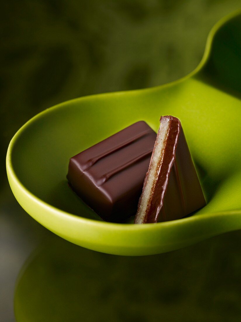 Schokoladenkonfekt in einer grünen Schale