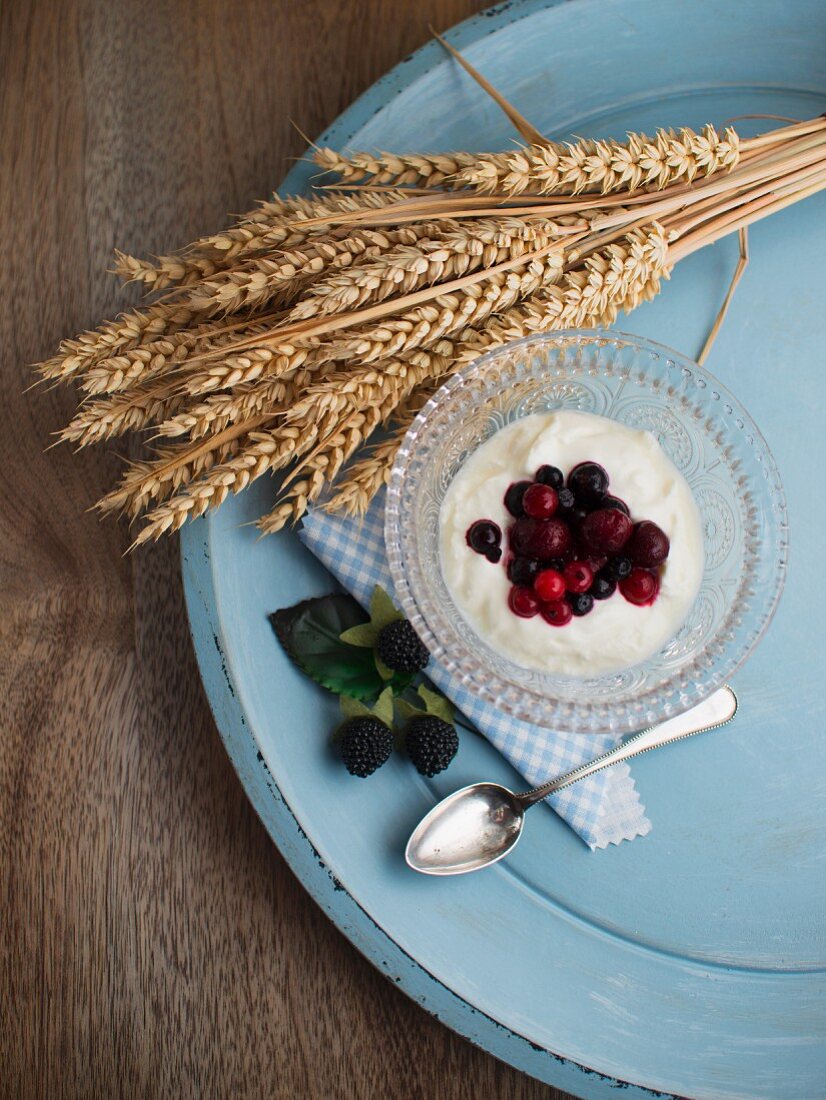 Yoghurt muesli with berries