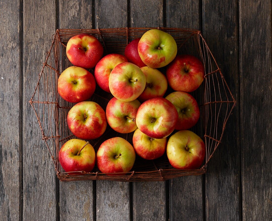 Elstar apples in a wire basket (seen from above)