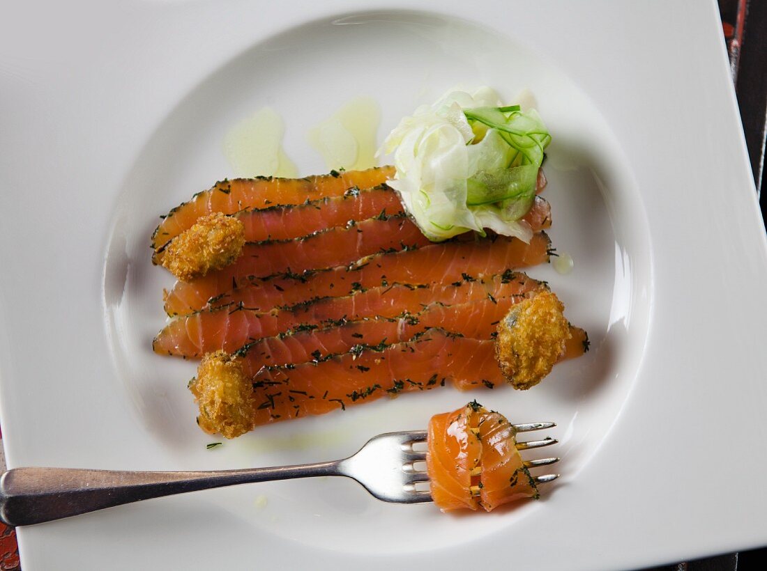 Graved Lachs mit Gurkensalat